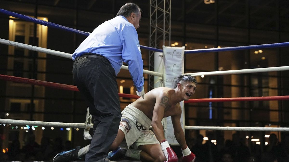 Martín Garay se fue a la lona justo cuándo sonaba la campana del final del primer round. En el segundo asalto la caída fue definitiva.