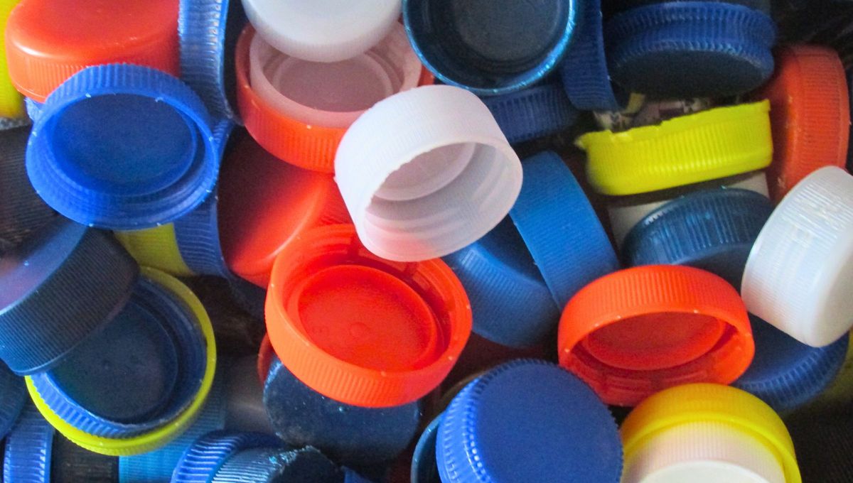 Si tenés tapitas de gaseosa en casa tenés un tesoro para tus sillas: por qué y cómo usarlas
