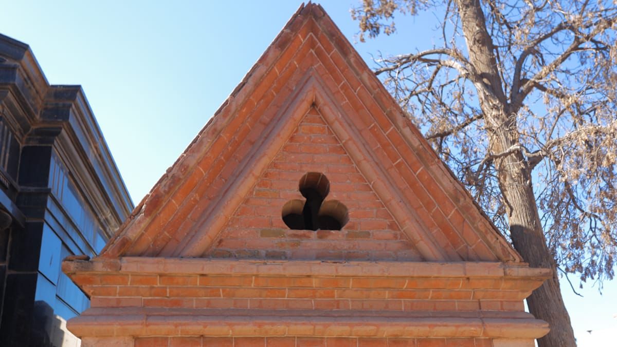 Los tres puntos son un símbolo característico de la masonería: forma de abreviatura de palabras y también tiene otros significados, como Los tres puntos son un símbolo característico de la masonería: forma de abreviatura de palabras y también tiene otros significados, como