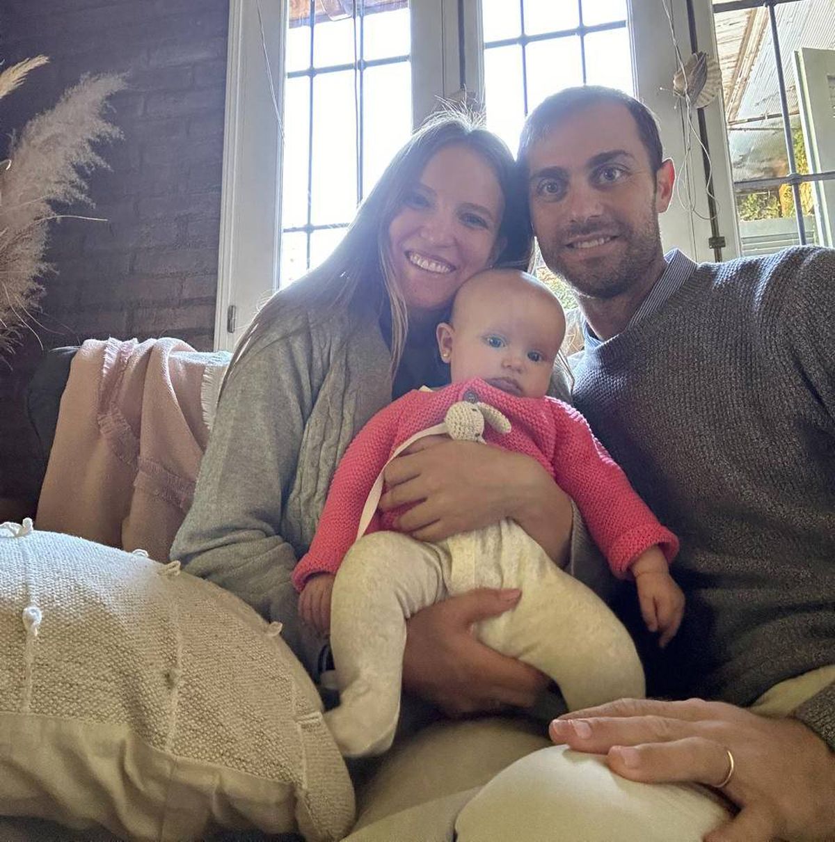 Catalina Aragona y Fernando Battagion abrazan fuerte a su preciosa beba Catalina Aragona y Fernando Battagion abrazan fuerte a su preciosa beba