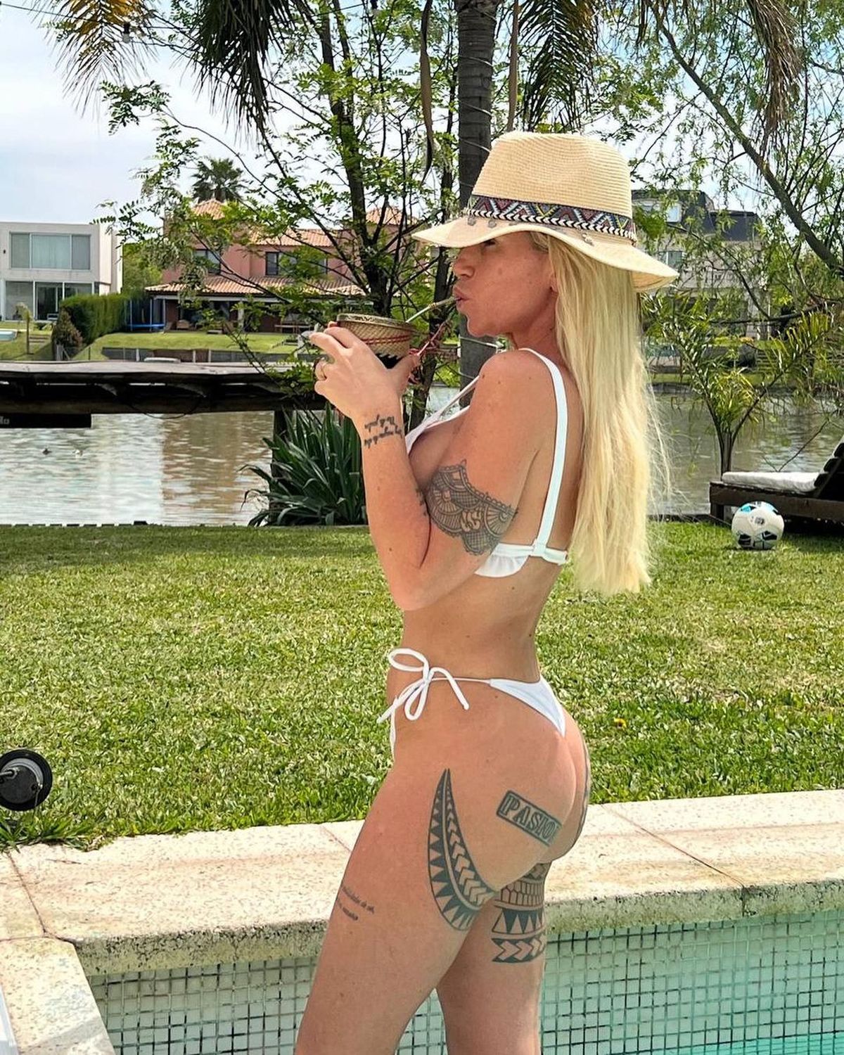 Florencia Peña y una combinación exitosa: mate y pileta.