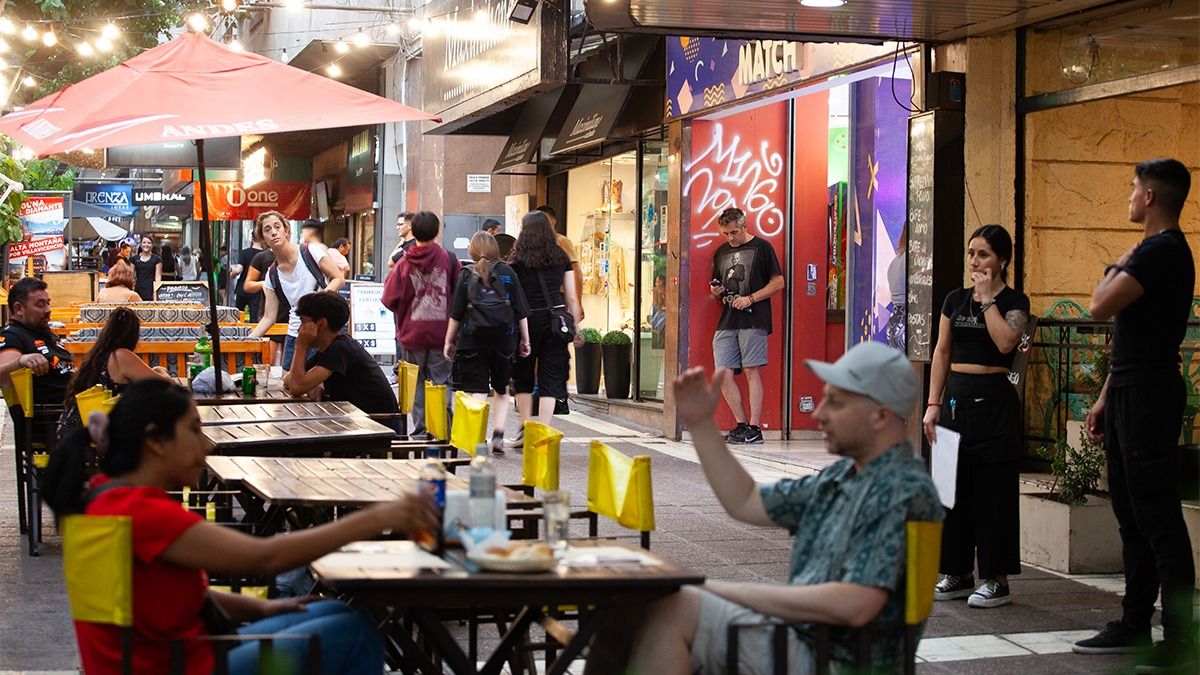 Comerciantes del centro mendocino apuntan a los turistas para vender. Comerciantes del centro mendocino apuntan a los turistas para vender.