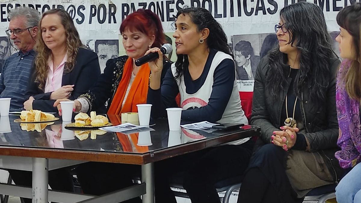 Nino Bonoldi (Familares de Desaparecidos), Viviana Beigel, Vilma Rúpolo (Asociación ex Presos Políticos), Alba Vega (HIJOS) y las diputadas Laura Chazarreta y Valentina Morán.