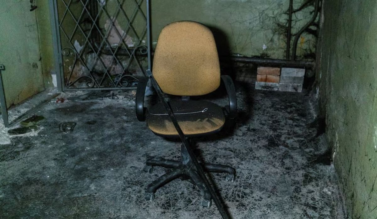 Silla dentro de un sótano de un edificio donde los fiscales aseguran que 30 personas fueron retenidas dos meses durante la ocupación rusa, en medio del ataque de Rusia a Ucrania, en Kherson, Ucrania. Silla dentro de un sótano de un edificio donde los fiscales aseguran que 30 personas fueron retenidas dos meses durante la ocupación rusa, en medio del ataque de Rusia a Ucrania, en Kherson, Ucrania.