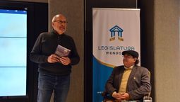 El abogado Carlos Varela Álvarez fue acompañado por el senador Marcelino Iglesias en la presentación del libro de casos judiciales Por las fronteras de la ley. Gentileza/Senado de Mendoza