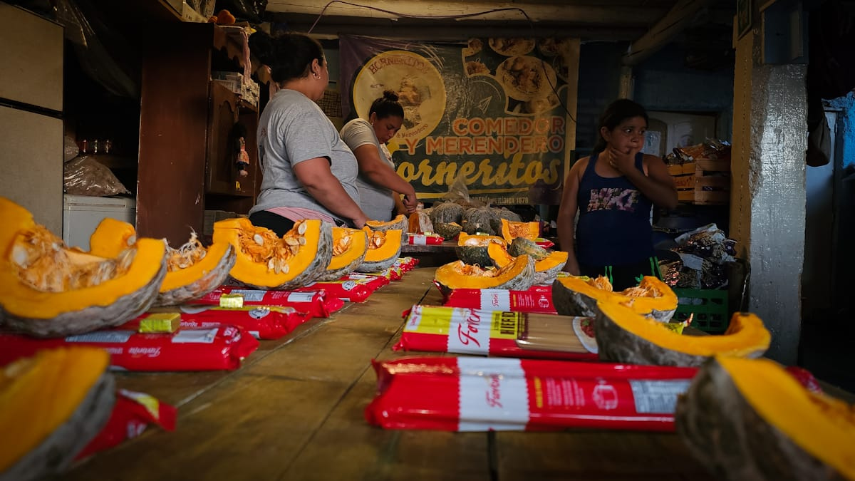 Durante la pandemia comenzó asistiendo a 30 personas y hoy son más de 1.500, entre ellos 700 niños. Durante la pandemia comenzó asistiendo a 30 personas y hoy son más de 1.500, entre ellos 700 niños.