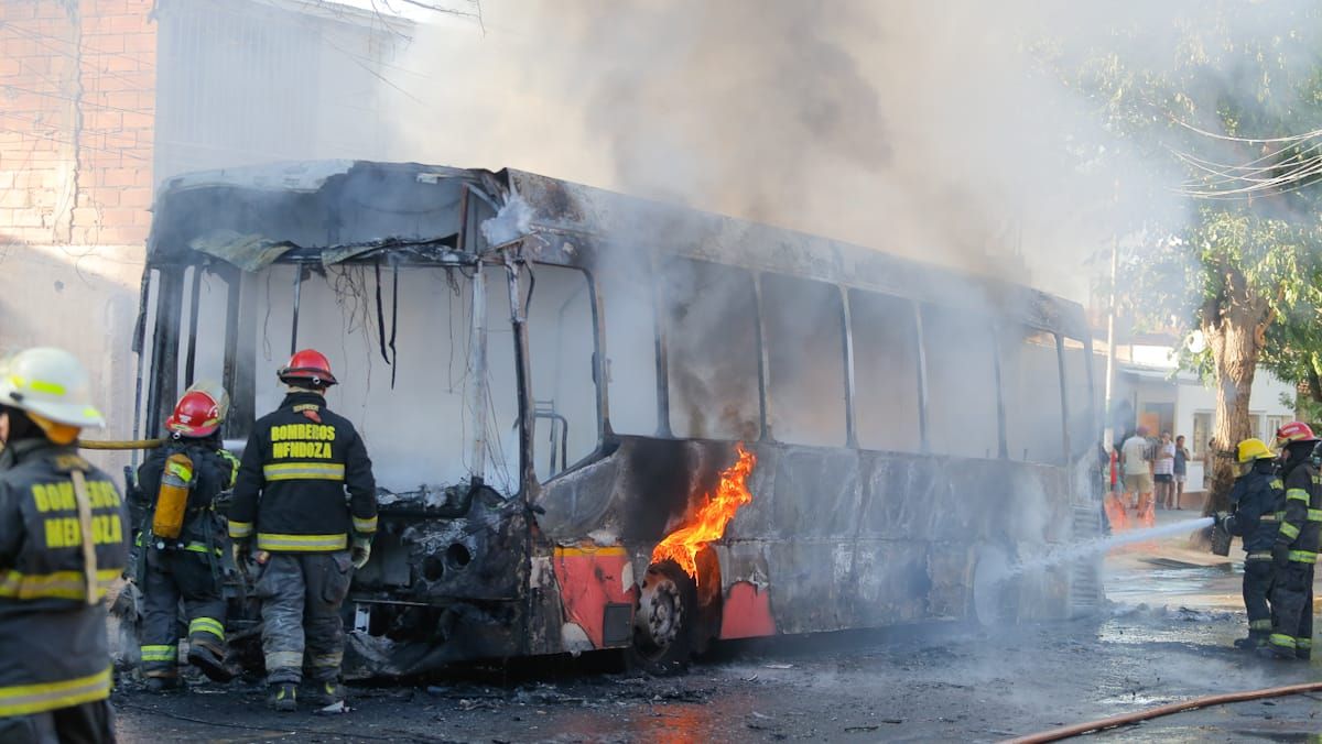 Se incendió un micro del grupo 300 en la calle Cobos de Guaymallén