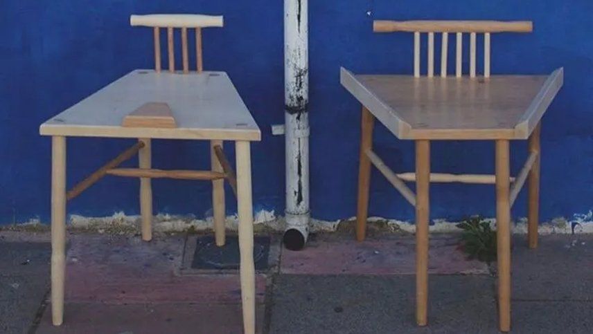 Crean una silla feminista que enseña a los hombres a sentarse en el colectivo
