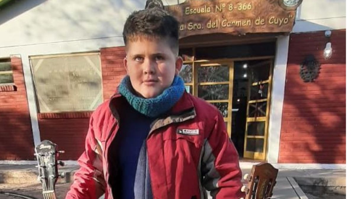 El niño de Ñacuñán cumplió el sueño de tener una guitarra
