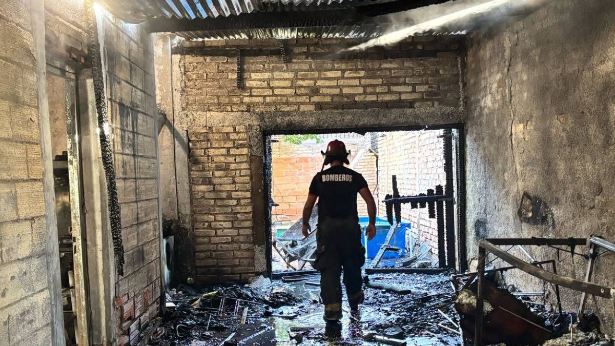 Una vivienda se incendió en Las Heras y el fuego destruyó todo. 