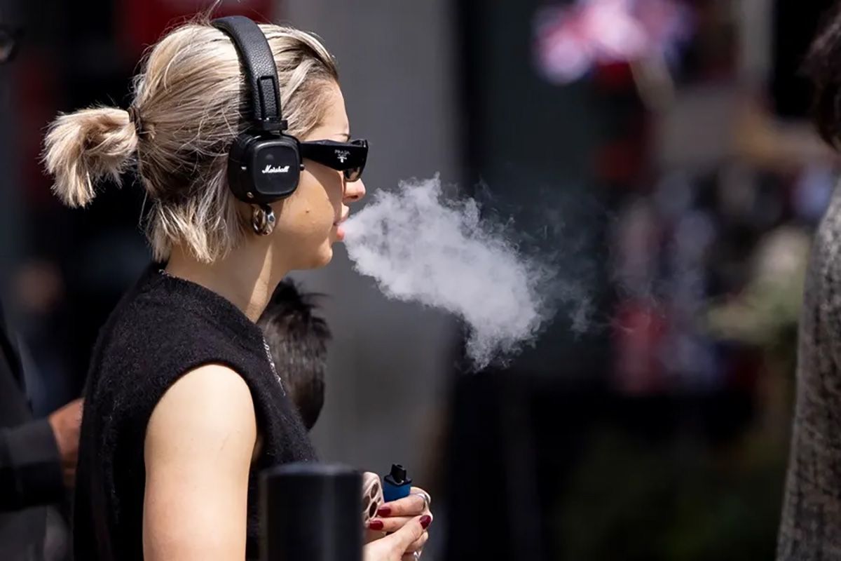 Una persona utilizando un vapeador. La fiscal de Nueva York en Estados Unidos demandó a trece de los mayores distribuidores de vapeadores por considerarlos una epidemia. Crédito: EFE/EPA/Tolga Akmen.