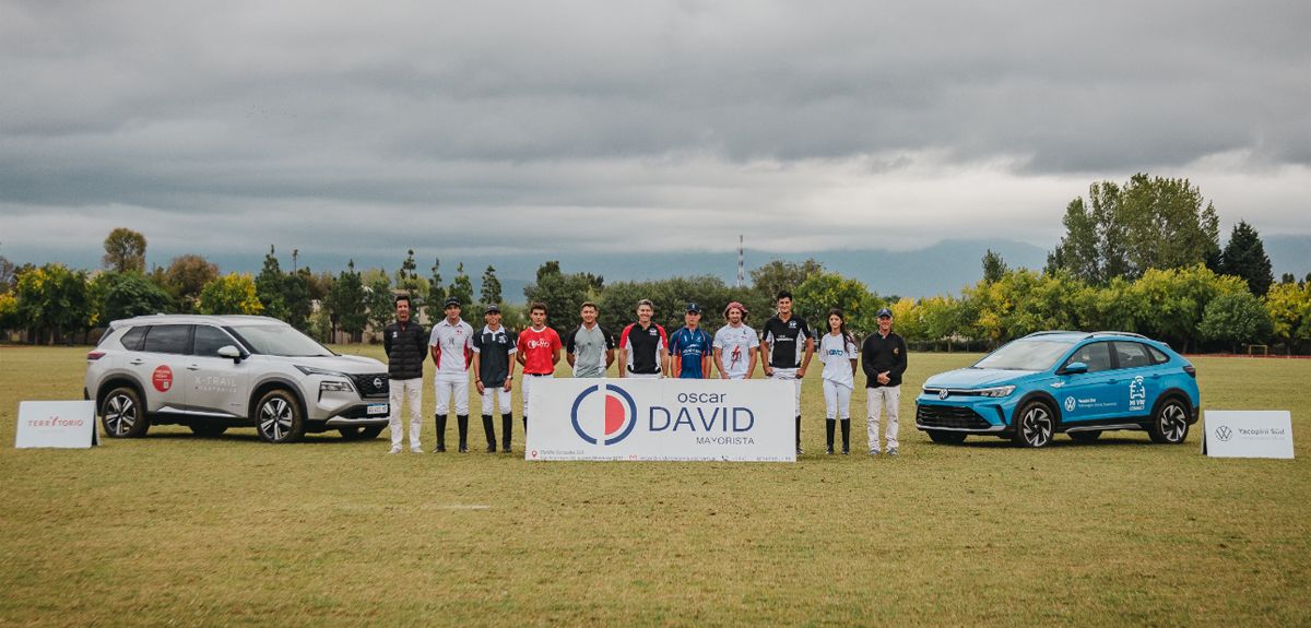 La foto de los capitanes de los 10 equipos que disputan el Torneo Vendimia en el Club de Campo Mendoza.