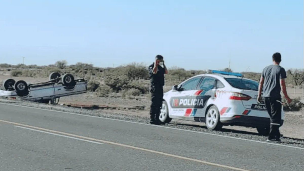 Una familia mendocina que viajaba al santuario de la Difunta Correa sufrió un aparatoso accidente al volcar en Ruta 20 la camioneta que estaba tripulada por tres mayores y un menor de tres años
