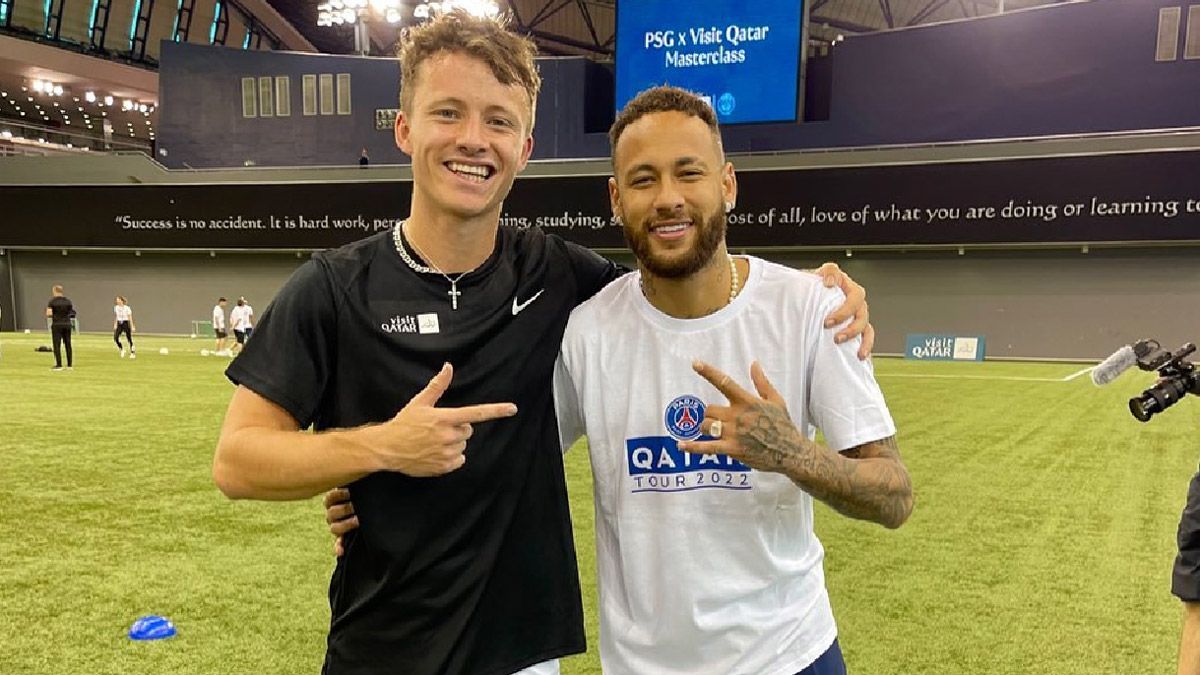 Jack Downer y Neymar se divirtieron con la pelota.