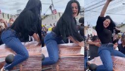 Despedida original. Un video de una viuda despidió a su esposo perreando.