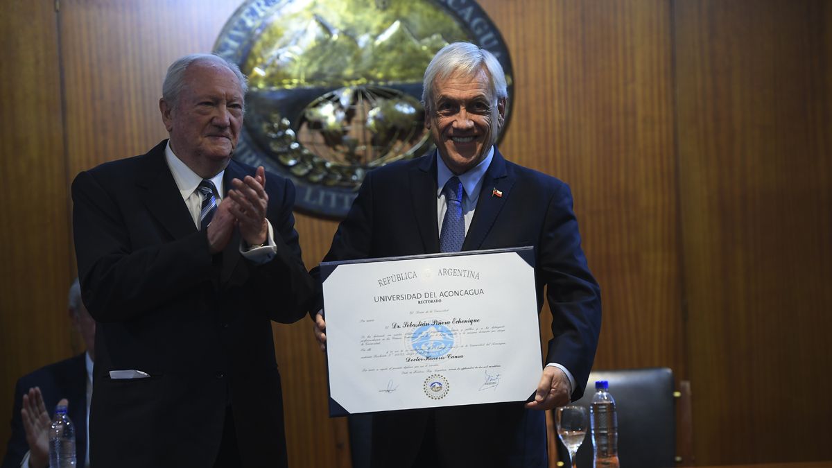 Sebastián Piñera recibió el títuo de doctor honoris causa de la Universidad del Aconcagia.