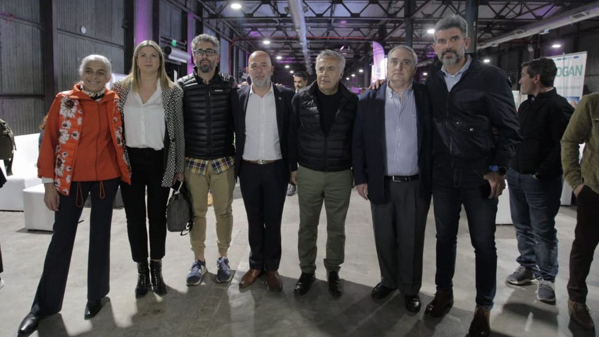 Alfredo Cornejo en la feria de turismo junto a jefe comunal de Capital, Ulpiano Suarez (último a la izquierda) y otros referentes del sector.