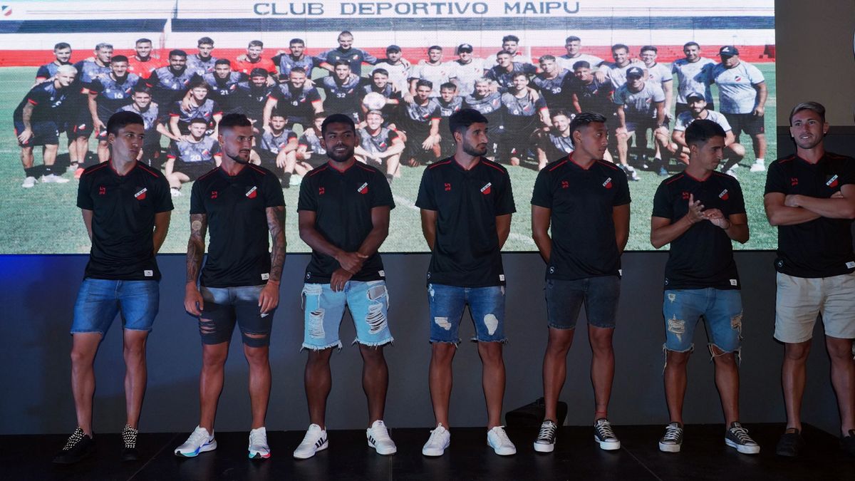 Deportivo Maipú presentó el plantel y la nueva indumentaria.