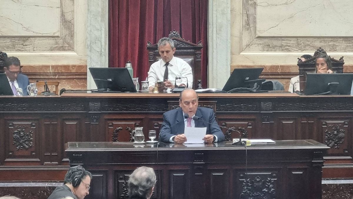 Guillermo Francos se quejó porque debió esperar dos horas para poder ingresar al recinto de la Cámara Baja. Guillermo Francos se quejó porque debió esperar dos horas para poder ingresar al recinto de la Cámara Baja.