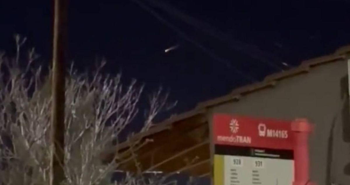 Otra captura de pantalla de un video que muestra el momento en el que el meteoro viaja por el cielo mendocino. Otra captura de pantalla de un video que muestra el momento en el que el meteoro viaja por el cielo mendocino.