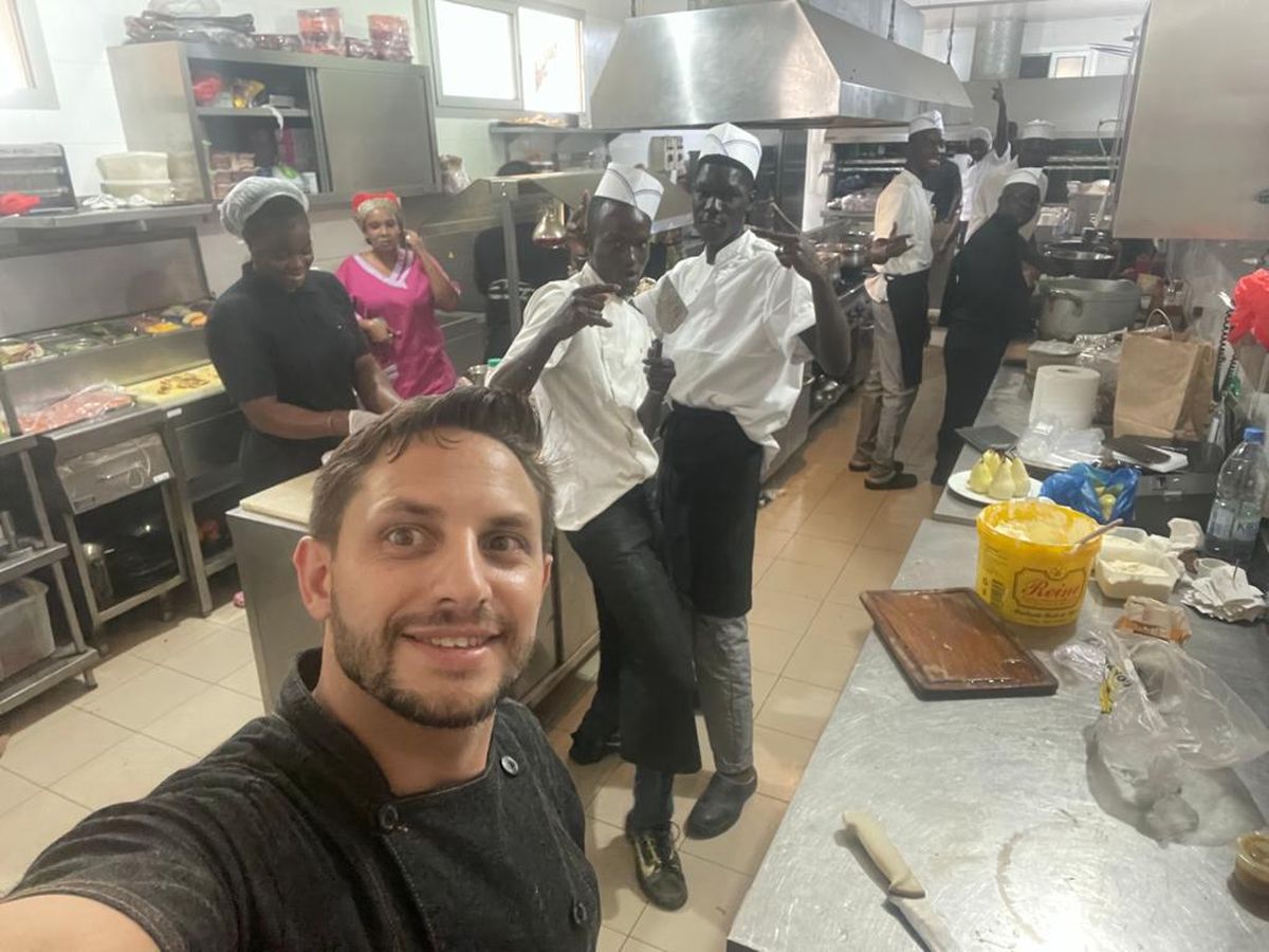 Felipe Bakos, el tombino que es el Messi de la gastronomía argentina en La Pampa, un restaurante que se dedica a cocinar carnes y productos del mar. Felipe Bakos, el tombino que es el Messi de la gastronomía argentina en La Pampa, un restaurante que se dedica a cocinar carnes y productos del mar.