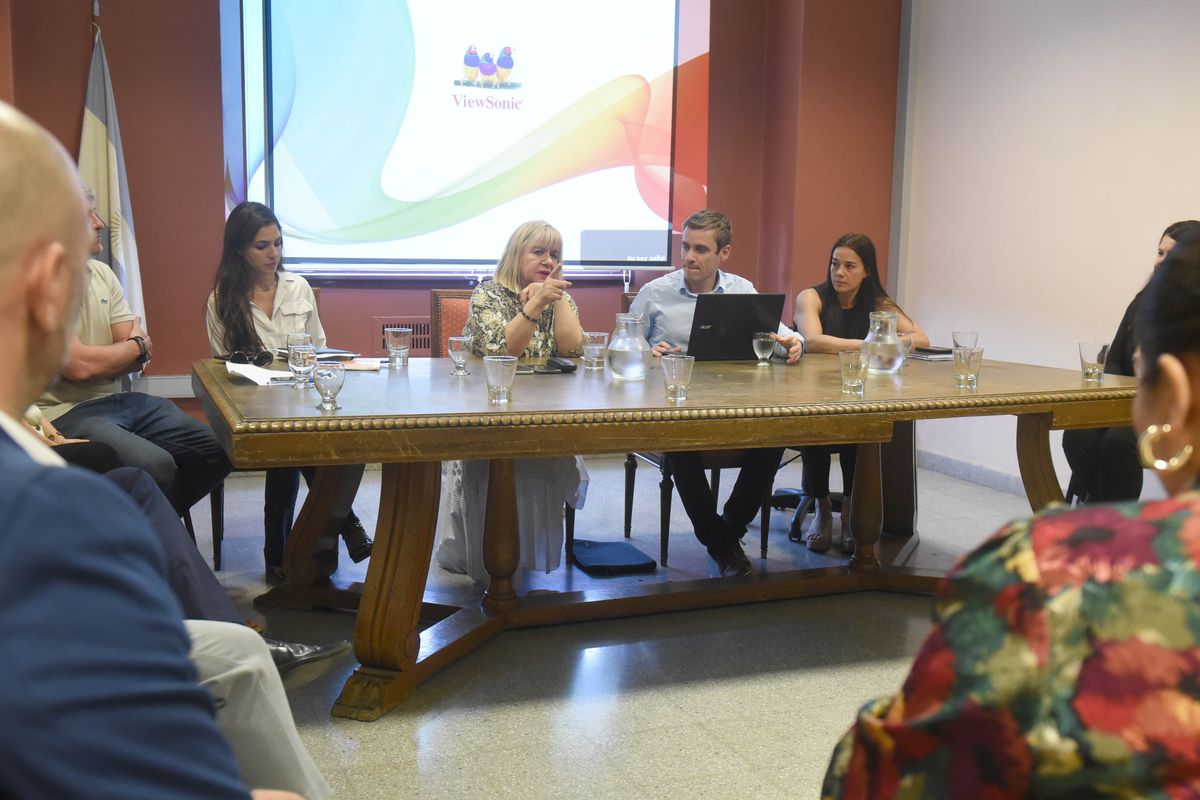 El Consejo Provincial del Consumo (Coprodem), con Mónica Lucero al frente, anunció la nueva resolución que exige a los municipios adherir a la Ventanilla Única Federal. El Consejo Provincial del Consumo (Coprodem), con Mónica Lucero al frente, anunció la nueva resolución que exige a los municipios adherir a la Ventanilla Única Federal.