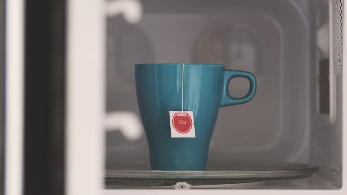 Colocar un saquito de té verde o negro dentro del microondas: el truco casero que pocos conocen