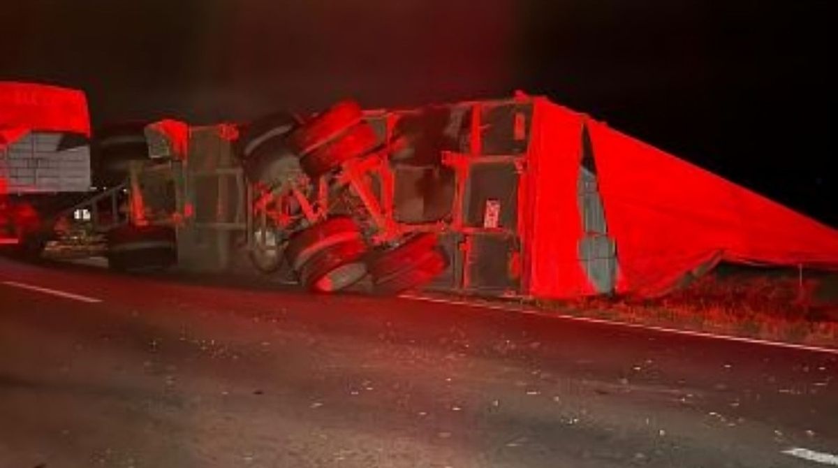 El dirigente impactó contra un camión que llevaba maní. Foto: La Brújula Web. El dirigente impactó contra un camión que llevaba maní. Foto: La Brújula Web.