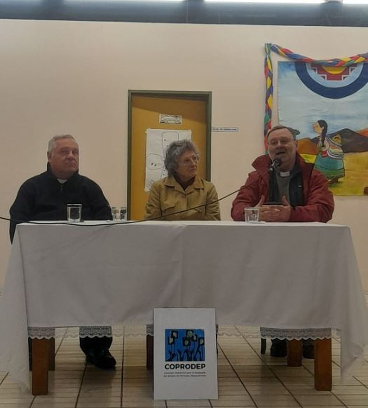 El arzobispo Marcelo Colombo, Mariú Carrera (de Familiares de Desaparecidos) y el padre Rubén, de la iglesia del barrio San Martín. El arzobispo Marcelo Colombo, Mariú Carrera (de Familiares de Desaparecidos) y el padre Rubén, de la iglesia del barrio San Martín.