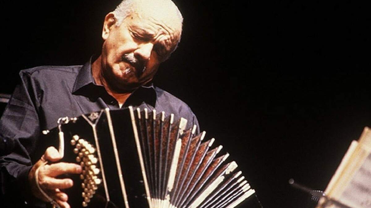 Astor Piazzolla revolucionó con su estilo a la música ciudadana.