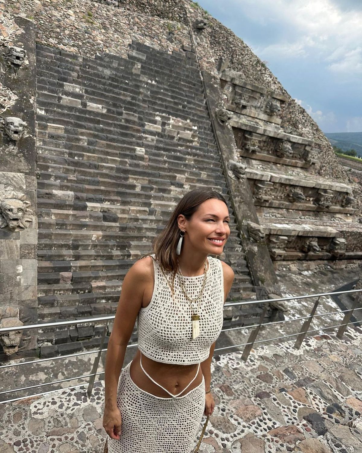 Desde Teotihuacán, Pampita se suma al hilo dental a la vista en clave transparencias off-white. Desde Teotihuacán, Pampita se suma al hilo dental a la vista en clave transparencias off-white.
