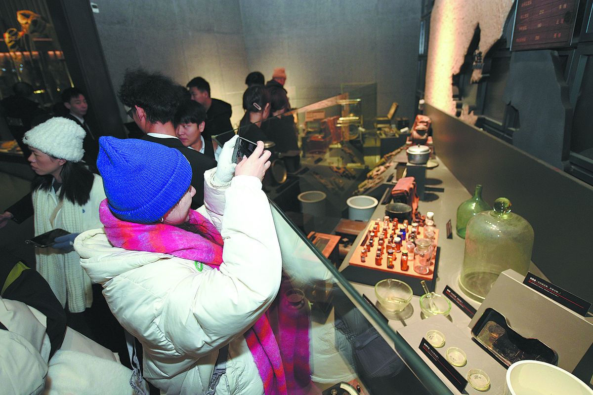 Visitantes recorren la Sala de Exhibición de Evidencias de los Crímenes Cometidos por la Unidad 731 del Ejército Imperial Japonés, situada en Harbin. LIU YANG / PARA CHINA DAILY Visitantes recorren la Sala de Exhibición de Evidencias de los Crímenes Cometidos por la Unidad 731 del Ejército Imperial Japonés, situada en Harbin. LIU YANG / PARA CHINA DAILY