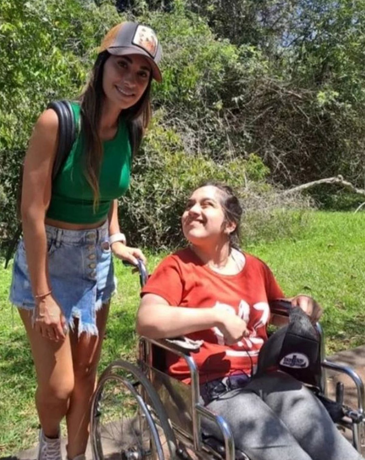 Antonela Roccuzzo fue muy gentil con todos los visitantes de las Cataratas del Iguazú.