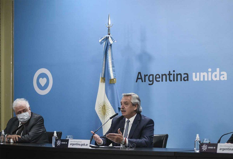 El Gobierno discutir gastar entre 1,2 y 3 millones de pesos para desplotear y plotear combis, camionetas y trailers sanitarios con los nuevos logos del Ministerio de Salud. El nuevo ploteo deberá tener el logo oficial del Gobierno, el lema