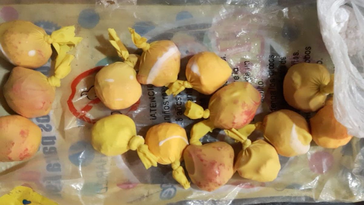 También hallaron varios envoltorios con cocaína.