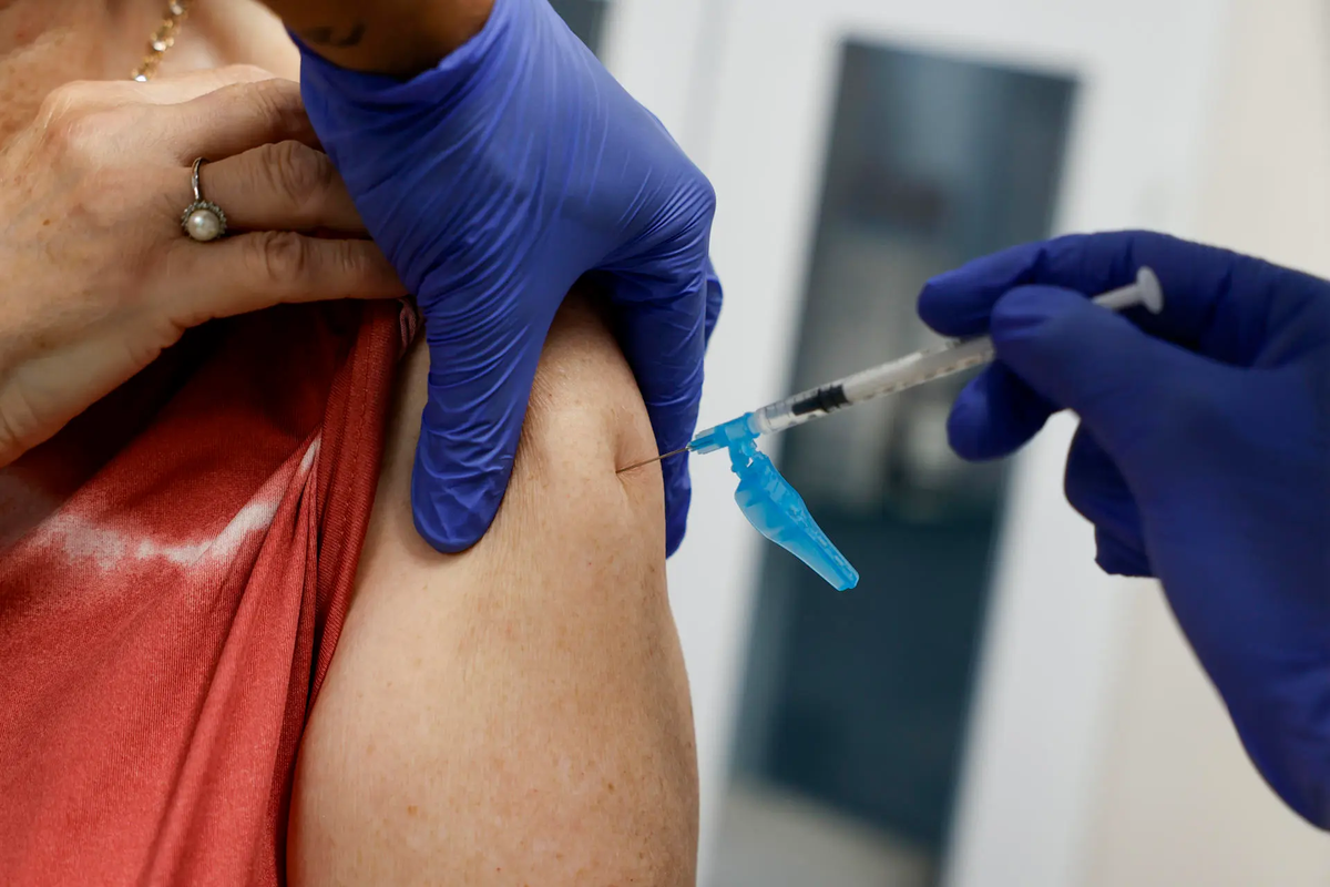 Las tasas de vacunación están retrasadas. Solo alrededor del 21% de los adultos y el 10% de los niños recibieron la vacuna contra el covid-19 esta temporada. Crédito: EFE. Las tasas de vacunación están retrasadas. Solo alrededor del 21% de los adultos y el 10% de los niños recibieron la vacuna contra el covid-19 esta temporada. Crédito: EFE.