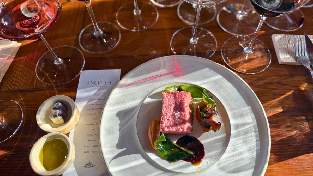 Boniato y bife, uno de los 12 pasos del menú del prestigioso restaurante Angélica Cocina Maestra ubicado en la Bodega Catena Zapata.