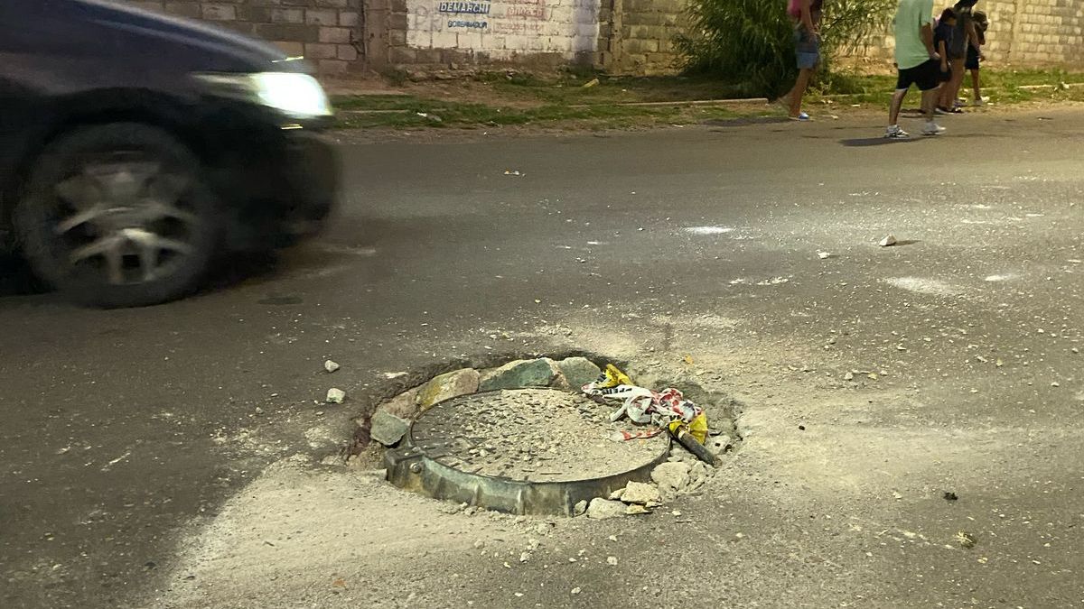 Por esta alcantarilla en mal estado un auto se detuvo y dos ladrones trataron de robarles a sus ocupantes.