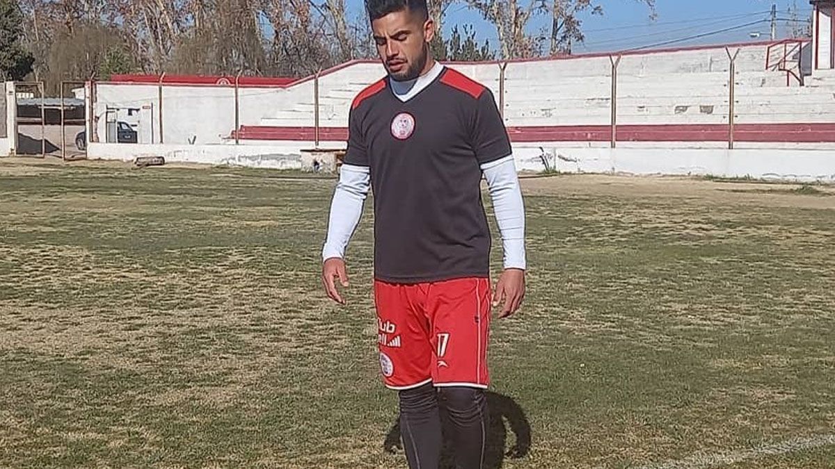 Luis Daher es el relojito en el medio de Huracán Las Heras