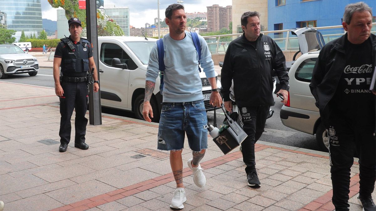 Lionel Messi, con el mate en su poder, arriba a la concentración de la Selección argentina en Bilbao, España.