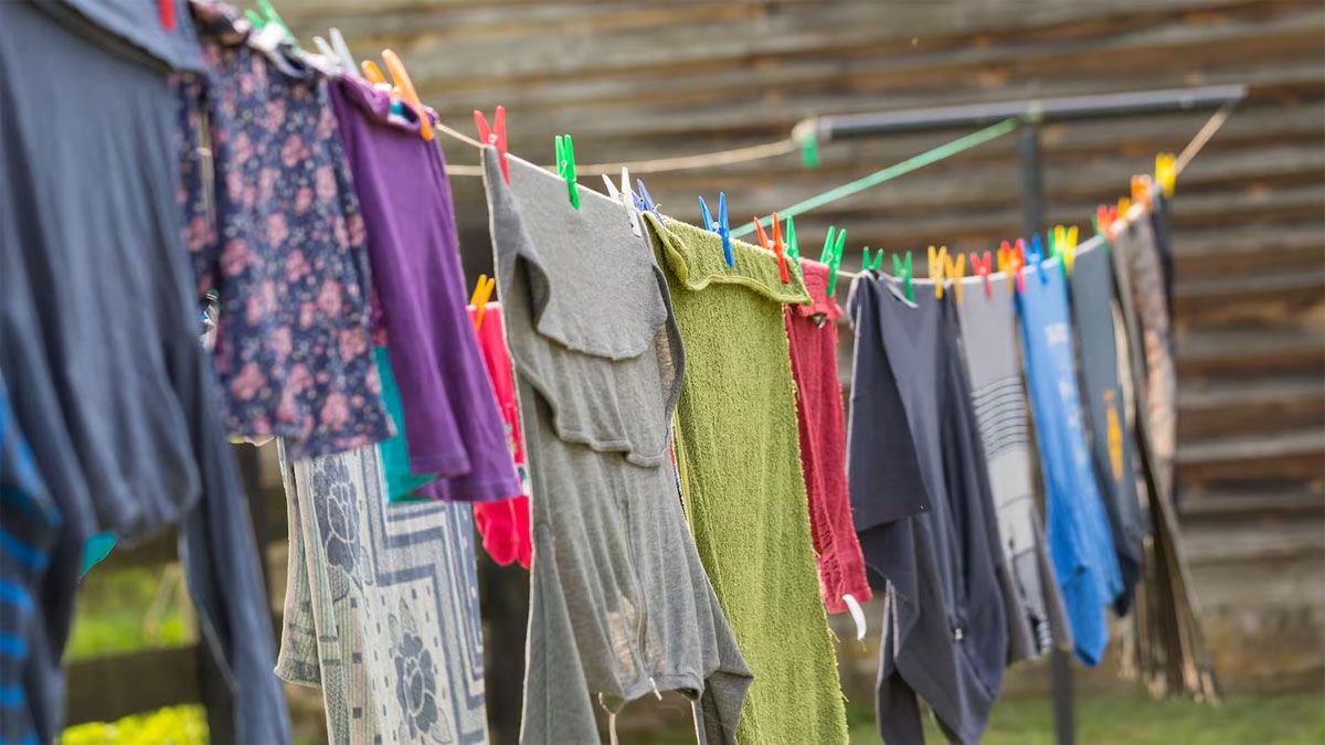 La ropa con olor a humedad pasa a ser un problema por su aroma nauseabundo.