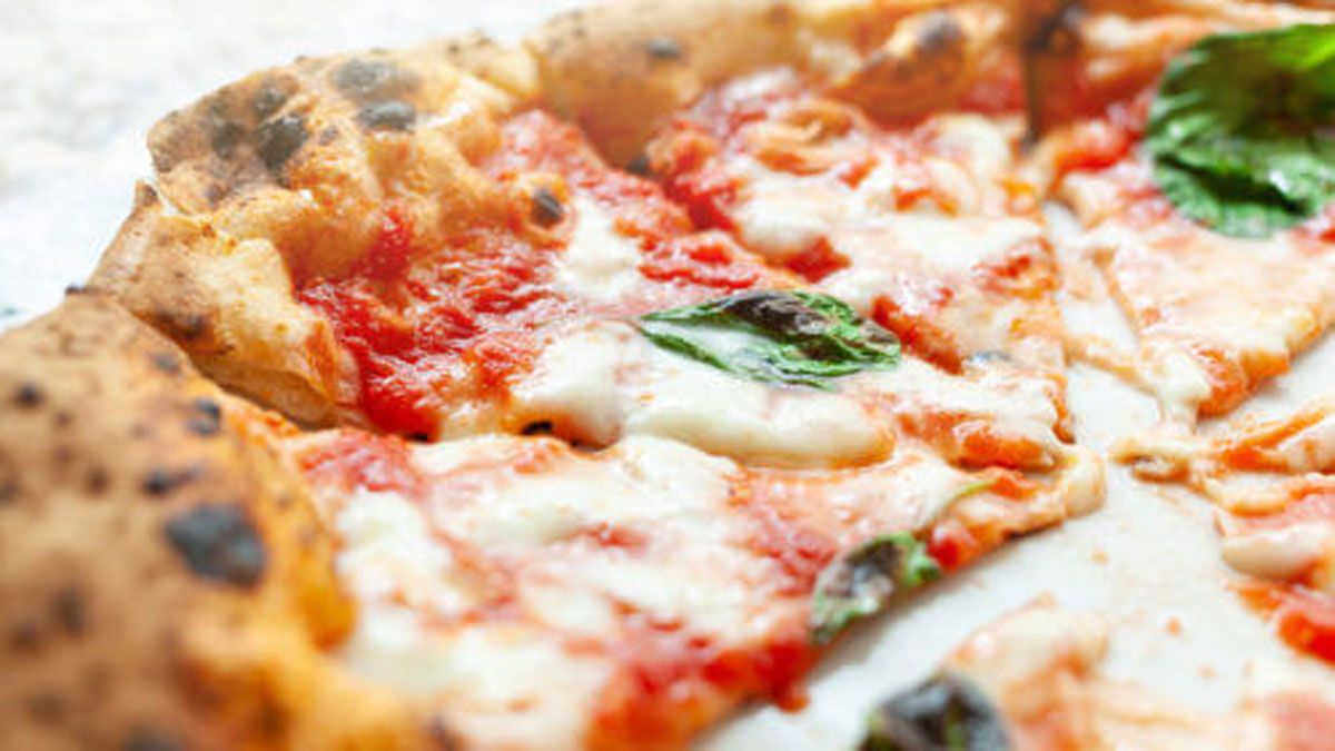 Nada más rico que poner manos a la obra y elaborar esta receta de pizza italiana bien clásica.
