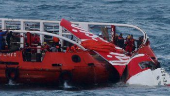 Subieron a la superficie la cola del avión de AirAsia que cayó al mar en Indonesia y buscarán las cajas negras