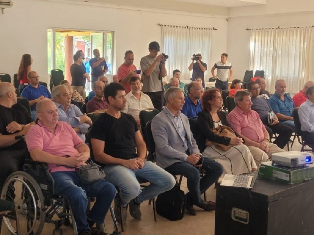 El Ministerio de Energía y Ambiente y el Ente Provincial Regulador Eléctrico presentaron ante la comunidad en el sur el proyecto de cierre del anillo eléctrico. El Ministerio de Energía y Ambiente y el Ente Provincial Regulador Eléctrico presentaron ante la comunidad en el sur el proyecto de cierre del anillo eléctrico.