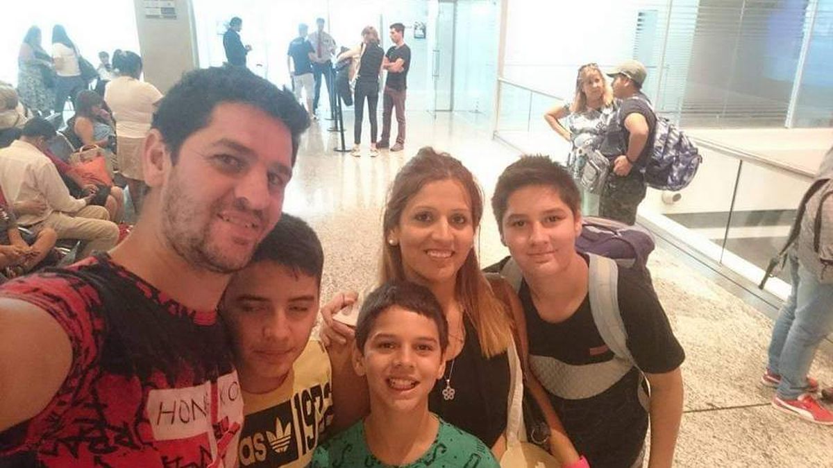 Rodrigo Quiroga, aquí al lado de su mamá y toda su familia, unos años antes del fallecimiento de Vanesa, que tenía la misma dolencia cardíaca pero no se animó al transplante. Rodrigo Quiroga, aquí al lado de su mamá y toda su familia, unos años antes del fallecimiento de Vanesa, que tenía la misma dolencia cardíaca pero no se animó al transplante.