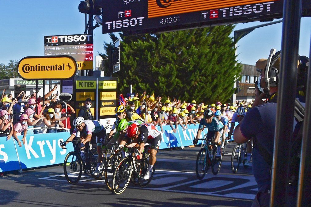 El australiano Ewan gana etapa y el esloveno Roglic sigue al frente del Tour de Francia.