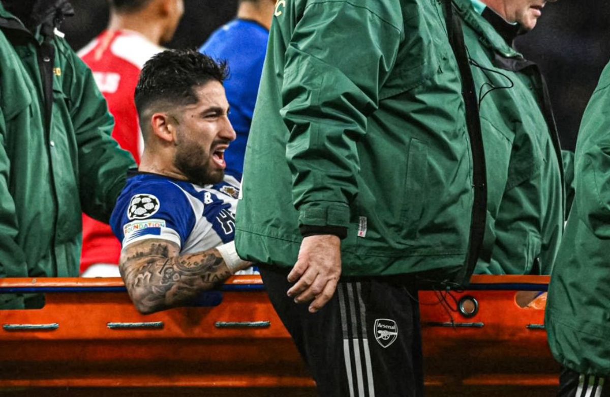 Varela salió en camilla de la cancha