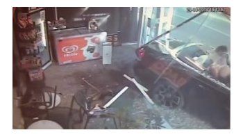 Un millonario con chicas en bikini estrelló su Rolls Royce contra un negocio