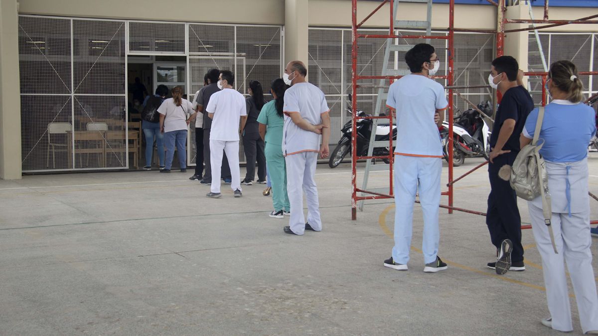 Coronaviurs en Argentina. Sigue la vacunación de los médicos.