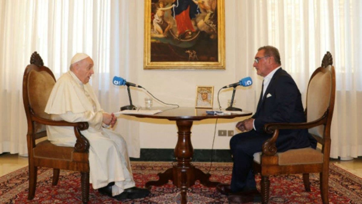 El Papa Francisco echó por tierra las versiones que circularon días atrás sobre su renuncia y aseguró: Estoy vivio